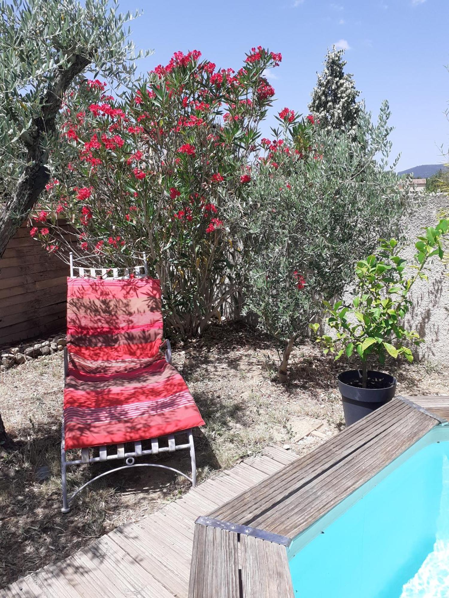 Location Saisonniere Avec Piscine Et Terrasse Au Pied Du Luberon Hotel Lauris Buitenkant foto
